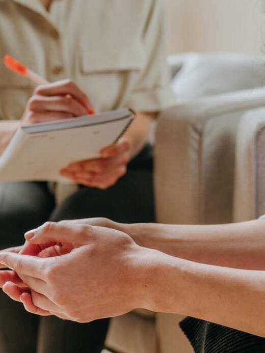 Psychanalyste prenant des notes lors d’un entretien au cabinet