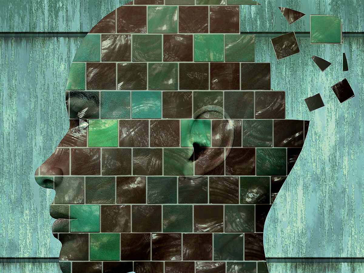 Profil d’un visage composé de fragments de mosaïque, évoquant la construction psychique